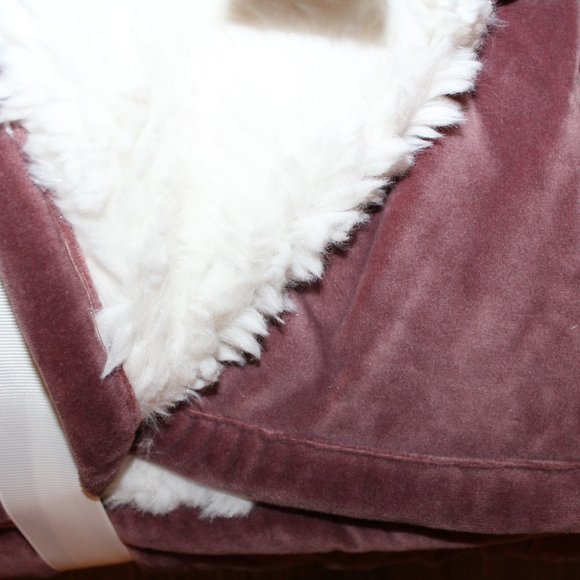 NWT UGG PLUSH SHERPA LINED THROW DUSTY ROSE 50 X 70 - Picture 3 of 4